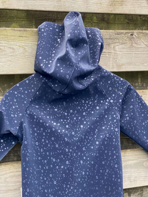 softshell regendruppels speelpak Softshell Marine Blauw Waterdruppels
